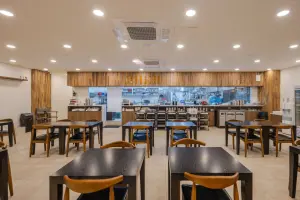 전면 유리창 오픈키친이 돋보이는 한식당